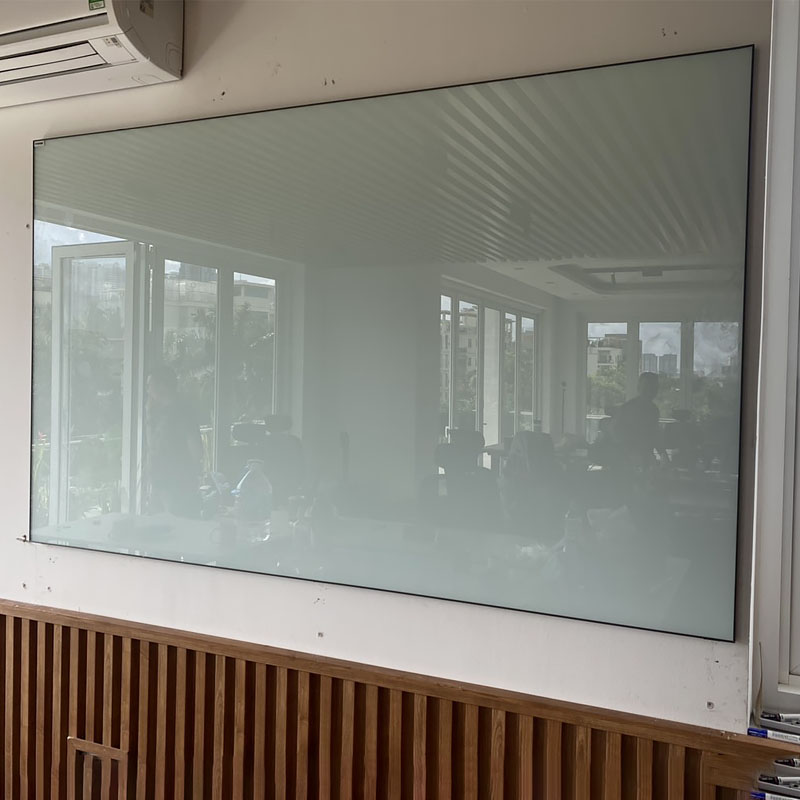 Bảng kính cường lực khung nẹp văn phòng gắn sát tường